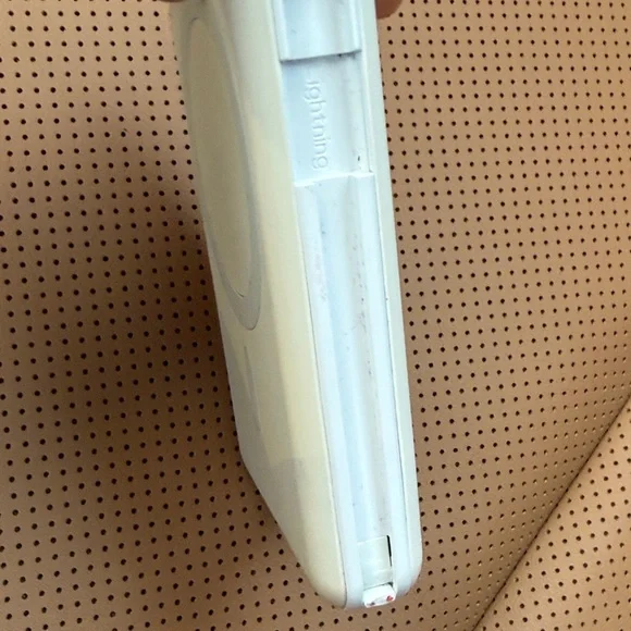 Yiisonger  Magnetic Wireless Power Bank 10000mAH - Picture 5 of 6